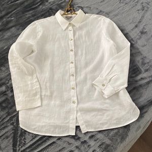 A medium woman’s white J jill Blouse white very good condition